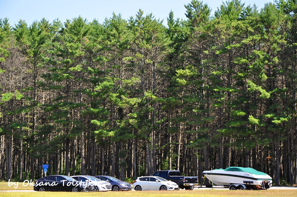 Паркинг на озере Lac Simon. Parking on the lake Lac Simon