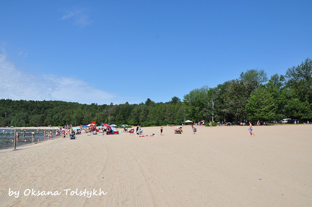 Пляж на озере Lac Simon. Beach on the lake Lac Simon